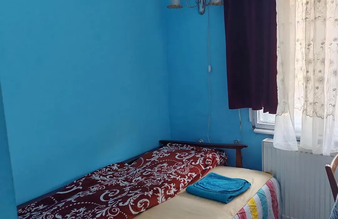 La doi pași de Biserica Neagră-1